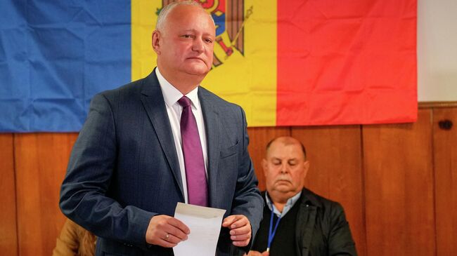 Бывший президент Молдовы Игорь Додон во время голосования на парламентских выборах в Кишинёве, Молдова