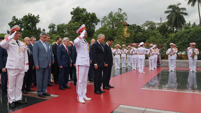 Председатель Государственной думы Вячеслав Володин и депутаты почтили память основателя вьетнамского государства Хо Ши Мина 