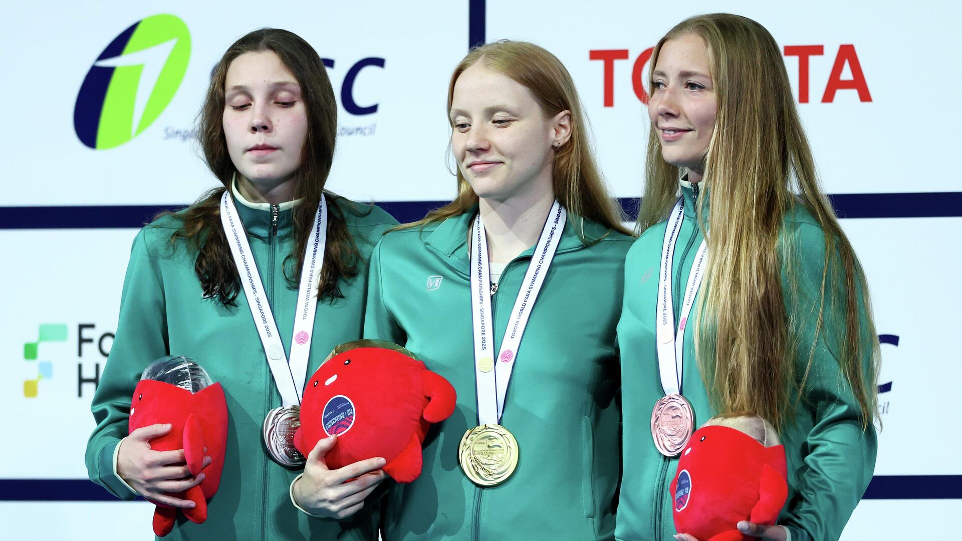 Варвара Князева, Дарья Лукьяненко и Анастасия Шевченко во время награждения на чемпионате мира по плаванию в Сингапуре - РИА Новости, 1920, 28.09.2025