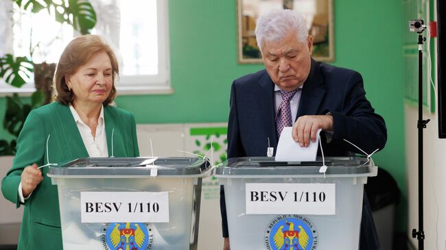 Сопредседатель Патриотического блока, бывший президент Молдавии Владимир Воронин голосует на участке в Кишиневе на парламентских выборах