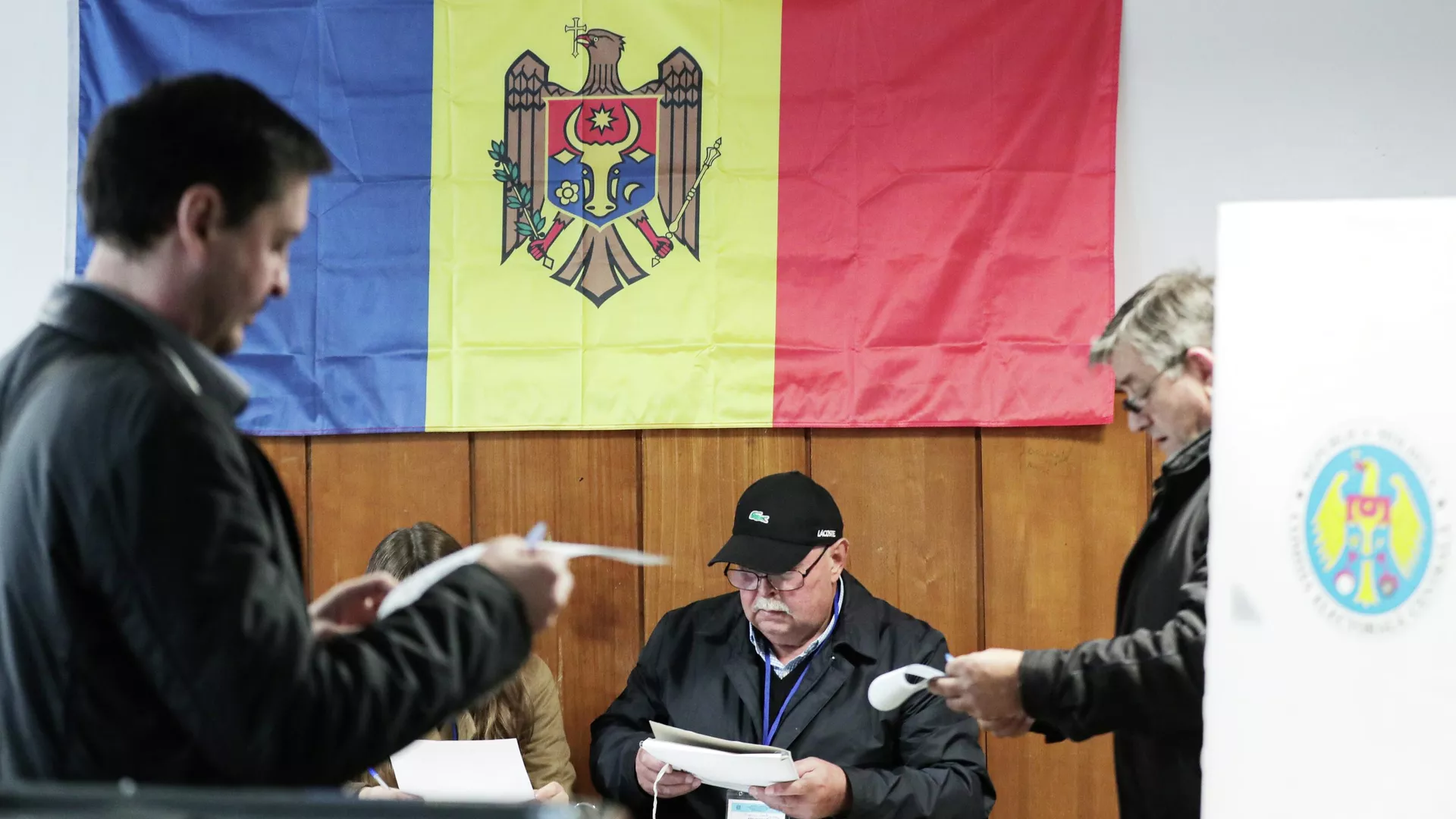 Warga negara memilih di tempat pemungutan suara di Chisinau dalam pemilihan parlemen - Ria Novosti, 1920, 09/29/2025