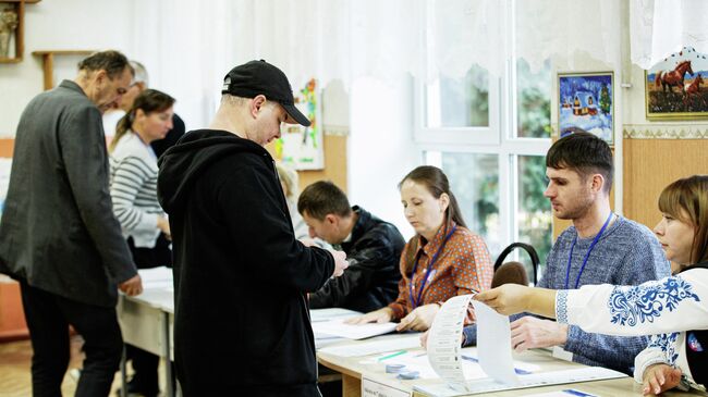 Граждане голосуют на избирательном участке в Кишиневе на парламентских выборах