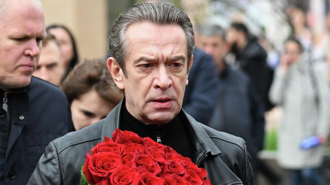 Художественный руководитель театра Современник и Театра Олега Табакова Владимир Машков перед церемонией прощания с режиссером и телеведущим Тиграном Кеосаяном в армянской церкви Святого креста в Москве