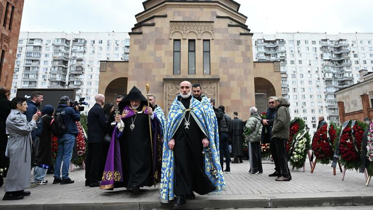 Армянская церковь Святого креста в Москве, где проходит церемония прощания с режиссером и телеведущим Тиграном Кеосаяном