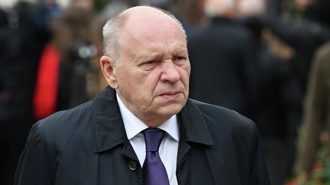 Первый заместитель руководителя администрации президента РФ Алексей Громов перед церемонией прощания с режиссером и телеведущим Тиграном Кеосаяном в армянской церкви Святого креста в Москве