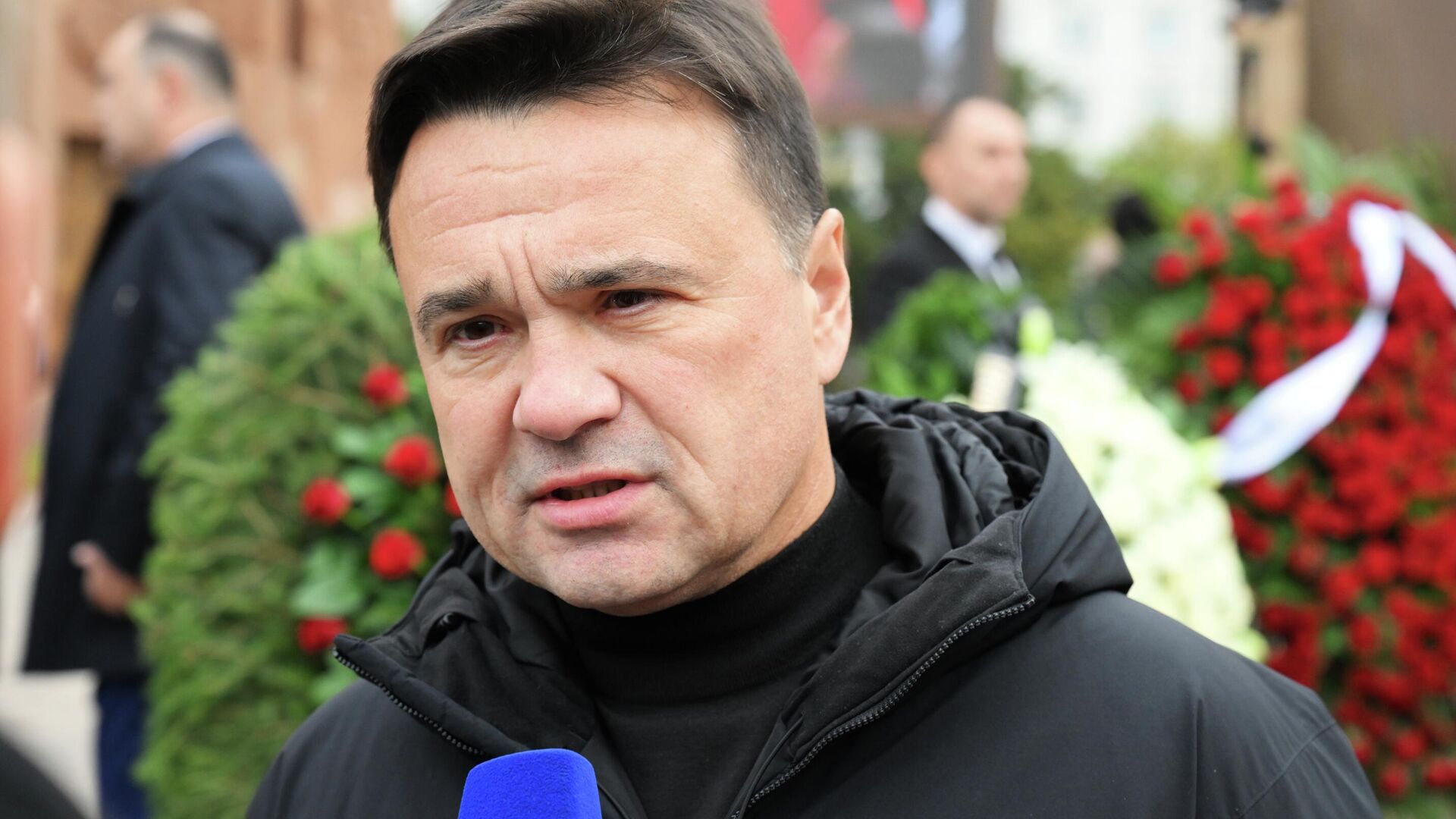 Губернатор Московской области Андрей Воробьев перед церемонией прощания с режиссером и телеведущим Тиграном Кеосаяном в армянской церкви Святого креста в Москве - РИА Новости, 1920, 28.09.2025