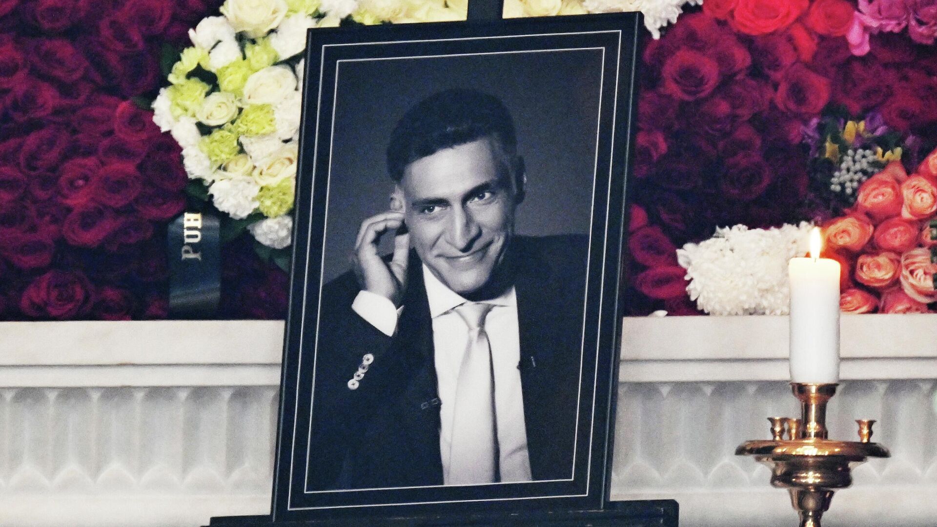 Церемония прощания с режиссером и телеведущим Тиграном Кеосаяном в армянской церкви Святого креста в Москве - РИА Новости, 1920, 28.09.2025