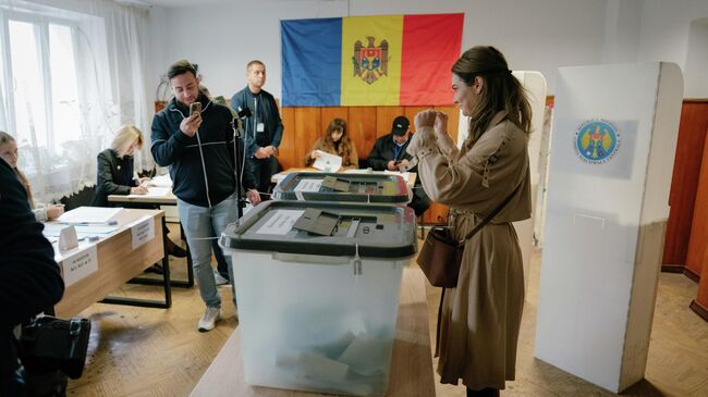 Голосование на избирательном участке во время парламентских выборов в Молдавии