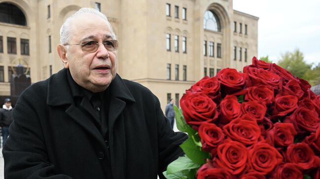 Артист эстрады, писатель-юморист Евгений Петросян перед церемонией прощания с режиссером и телеведущим Тиграном Кеосаяном в армянской церкви Святого креста в Москве