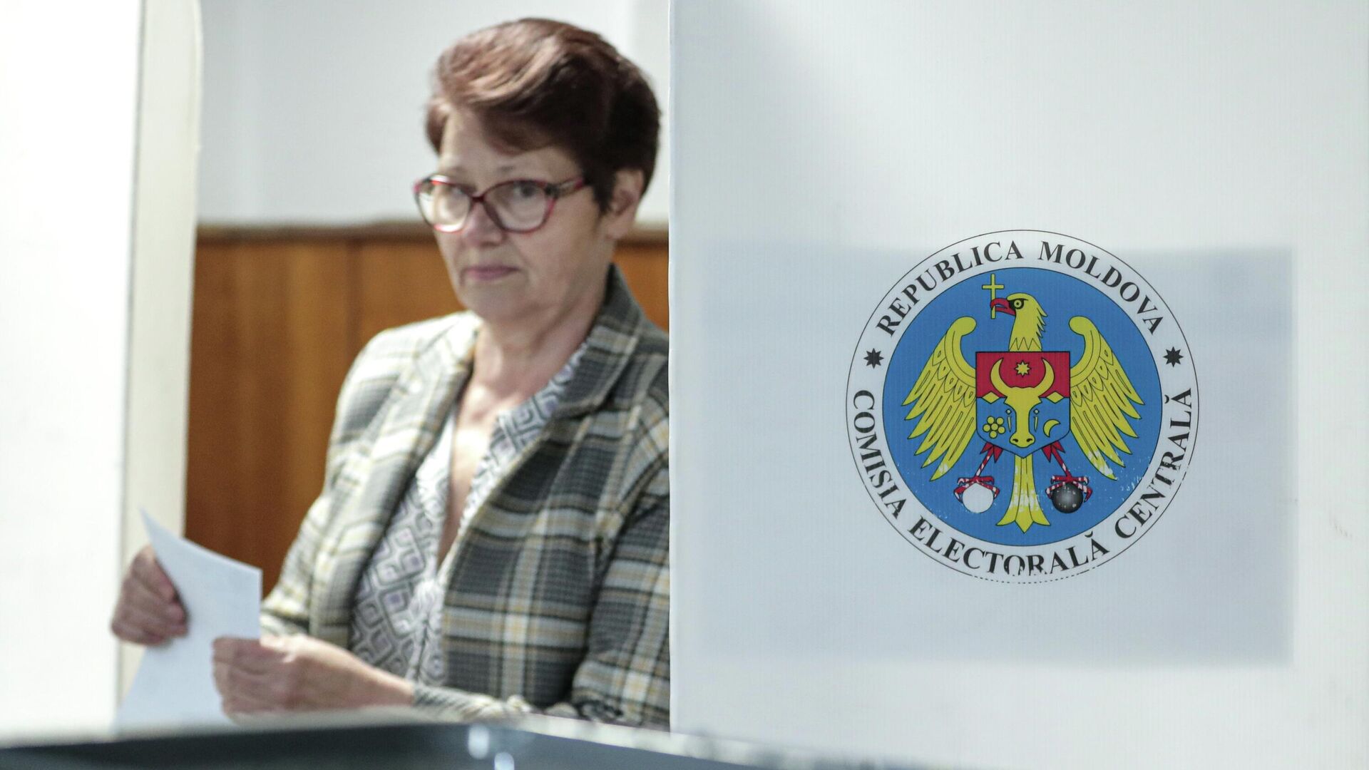 Голосование на избирательном участке во время парламентских выборов в Молдавии