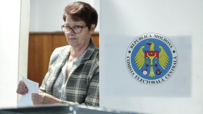 Голосование на избирательном участке во время парламентских выборов в Молдавии