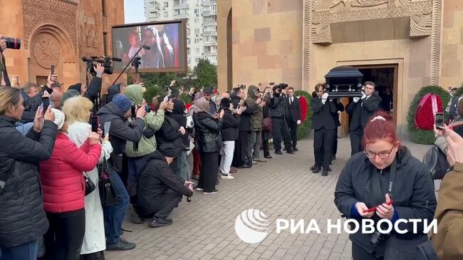 Завершение церемонии прощания с режиссером Тиграном Кеосаяном