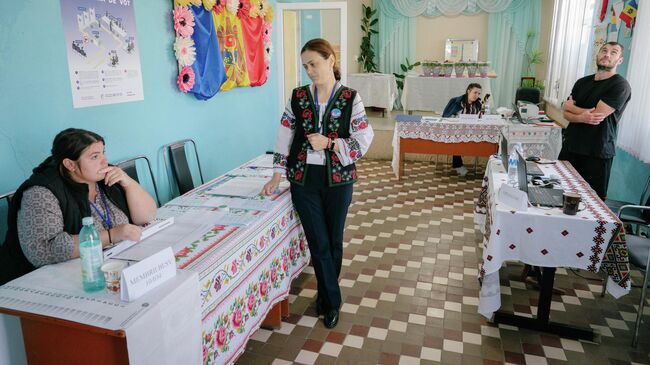 Голосование на избирательном участке во время парламентских выборов в Молдавии