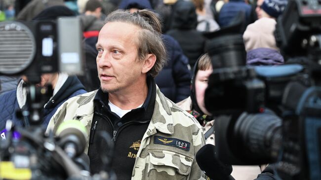 Актер Иван Охлобыстин перед церемонией прощания с режиссером и телеведущим Тиграном Кеосаяном в армянской церкви Святого креста в Москве. 28 сентября 2025