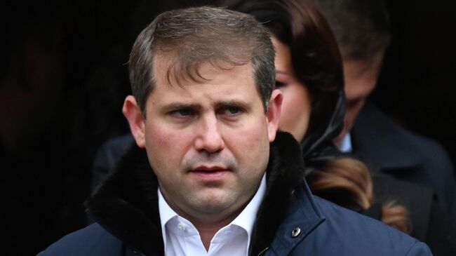 Лидер оппозиционного блока Победа Илан Шор перед церемонией прощания с режиссером и телеведущим Тиграном Кеосаяном в армянской церкви Святого креста в Москве