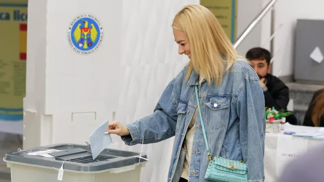 Граждане голосуют на избирательном участке для жителей Приднестровья во время парламентских выборов
