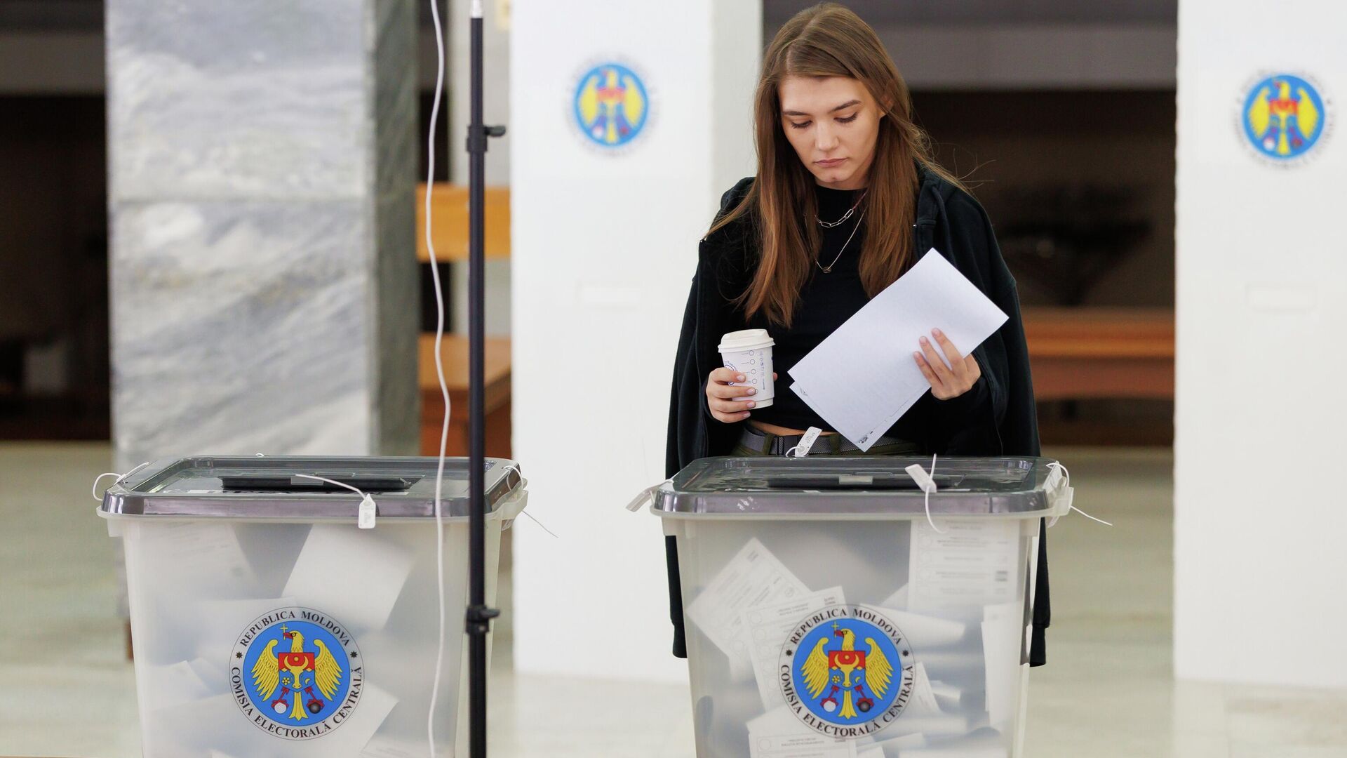 Гражданка голосует на избирательном участке для жителей Приднестровья во время парламентских выборов