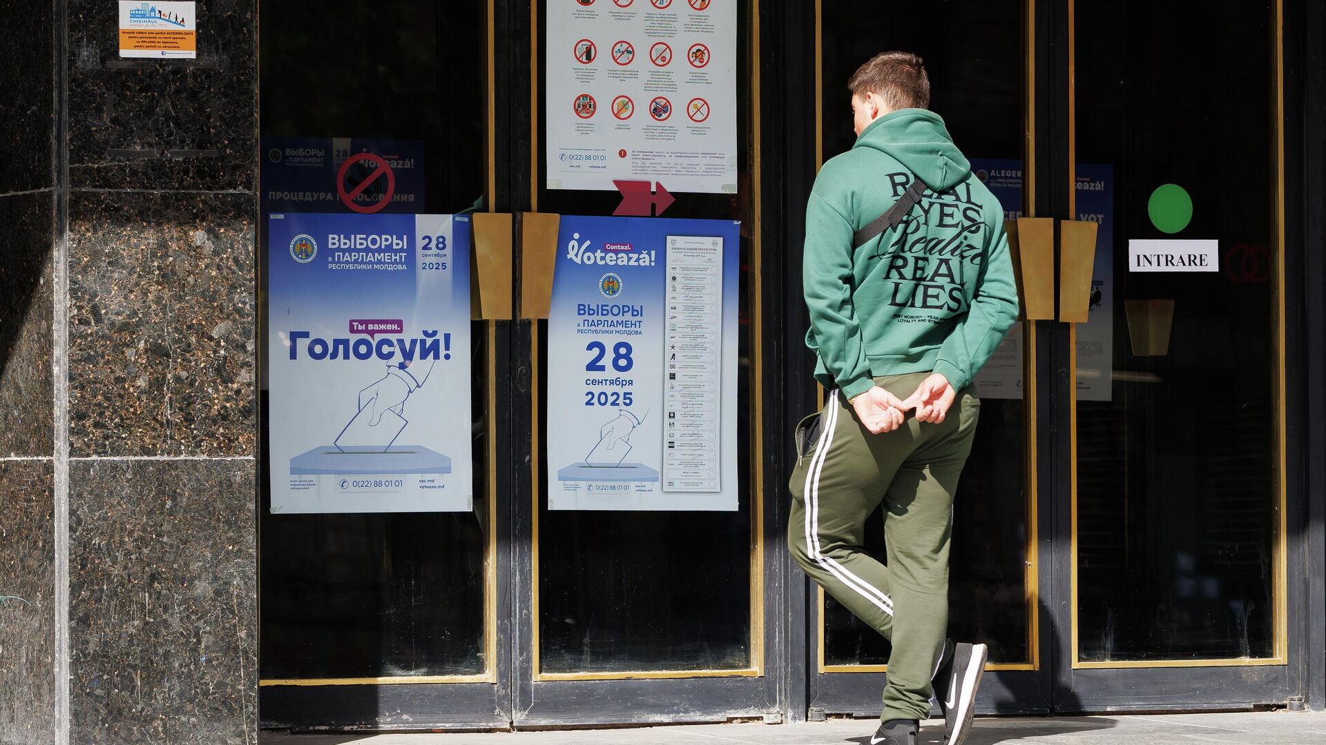 Гражданин перед входом на избирательный участок для жителей Приднестровья во время парламентских выборов Гражданин перед входом на избирательный участок для жителей Приднестровья во время парламентских выборов - РИА Новости, 1920, 28.09.2025