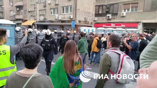 Полиция разгоняет протестующих в центре Белграда Полиция разгоняет протестующих в центре Белграда