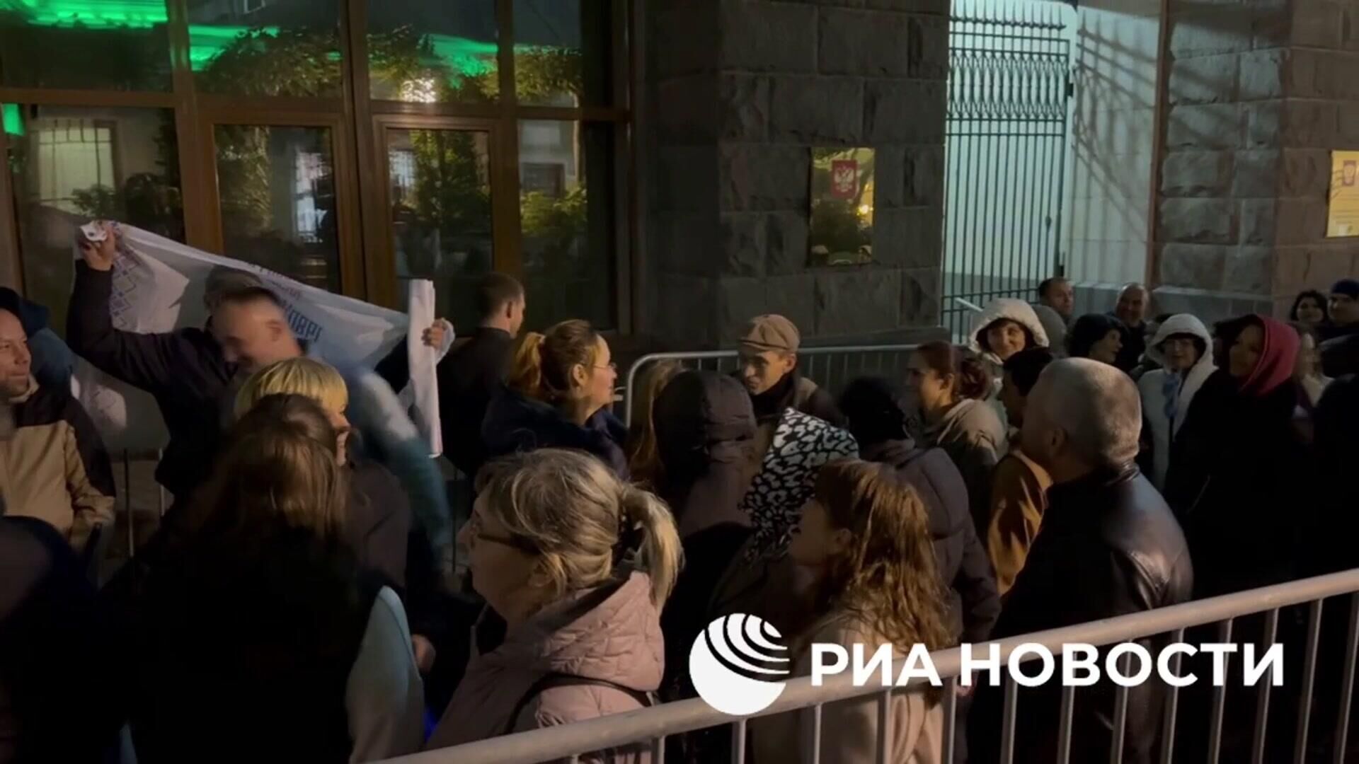 Желающие проголосовать на парламентских выборах в Молдавии у избирательного участка в Москве Желающие проголосовать на парламентских выборах в Молдавии у избирательного участка в Москве - РИА Новости, 1920, 28.09.2025