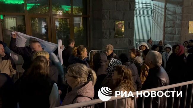 Желающие проголосовать на парламентских выборах в Молдавии у избирательного участка в Москве