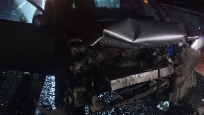 Легковой автомобиль, врезавшийся в грузовик в Бурятии. Кадр из видео