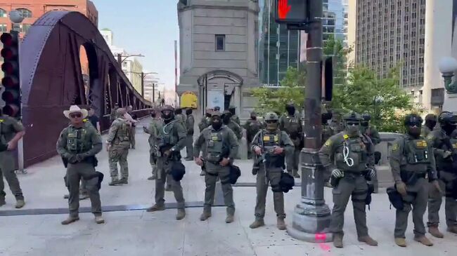 Прибытие пограничной службы США в Чикаго после сообщений Трампа о планах навести порядок в городе