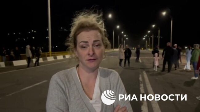 Десятки людей несколько часов остаются заблокированными на мосту через реку Днестр