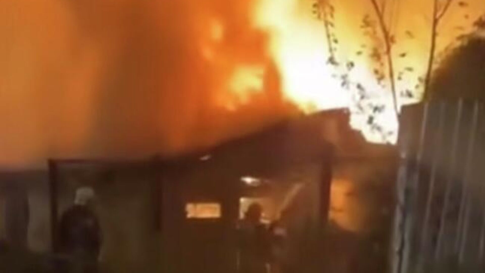 Пожар в частном доме на фоне атаки беспилотников в подмосковном Воскресенске