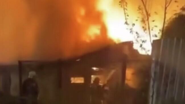 Пожар в частном доме на фоне атаки беспилотников в подмосковном Воскресенске