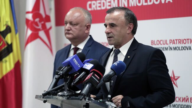 Лидеры оппозиционного Патриотического блока: председатель партии социалистов Республики Молдова Игорь Додон и лидер оппозиционной партии Будущее Молдовы Василий Тарлев на брифинге после закрытия избирательных участков