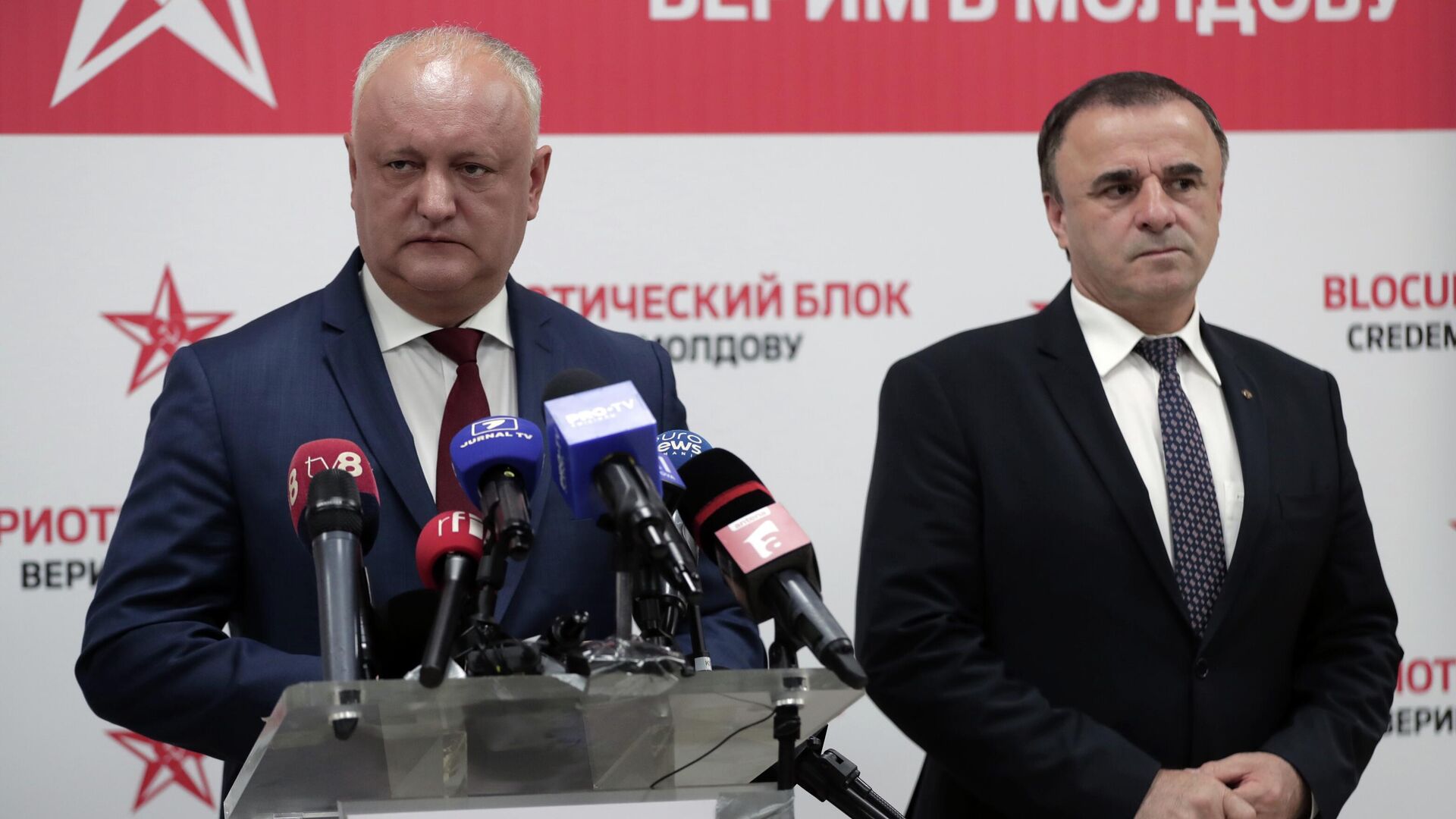 Лидеры оппозиционного Патриотического блока: председатель партии социалистов Республики Молдова Игорь Додон и лидер оппозиционной партии Будущее Молдовы Василий Тарлев на брифинге после закрытия избирательных участков - РИА Новости, 1920, 29.09.2025