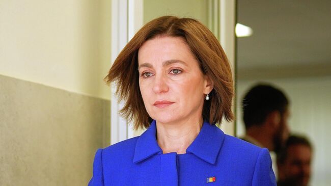 Майя Санду покидает избирательный участок после голосования на парламентских выборах в Кишинёве, Молдова