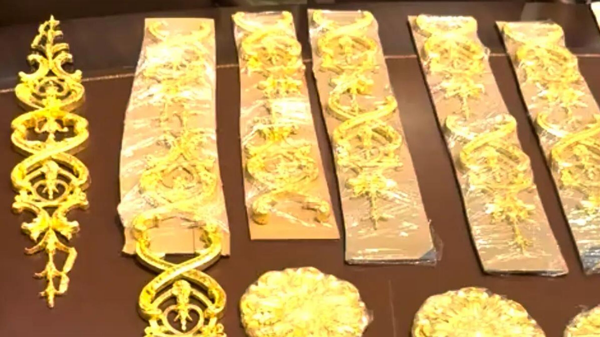 Украшения из 24-каратного золота, которые использовали для интерьера в Овальном кабинете и зале кабинета в Белом доме - РИА Новости, 1920, 29.09.2025