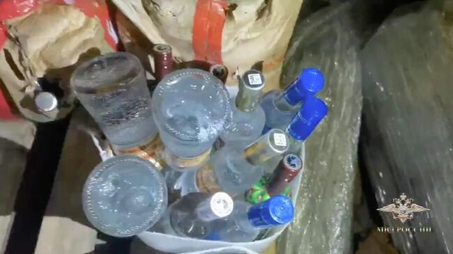 Склад в поселке Трубников бор в Ленинградской области, откуда, предположительно, был распространен некачественный алкоголь, в результате употребления которого погибли люди