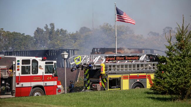Экстренные службы на месте стрельбы в церкви мормонов в городе Гранд-Бланк, штат Мичиган