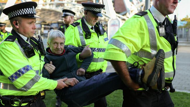 Полиция арестовывает протестующего в ходе акции в поддержку запрещенной в Великобритании группы Palestine Action. 28 сентября 2025