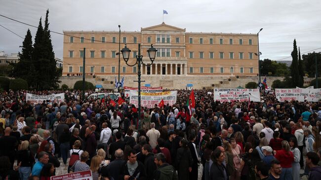 Акция протеста в поддержку объявившего голодовку отца жертвы железнодорожной катастрофы, в которой два года назад погибли 57 человек в Греции. 28 сентября 2025