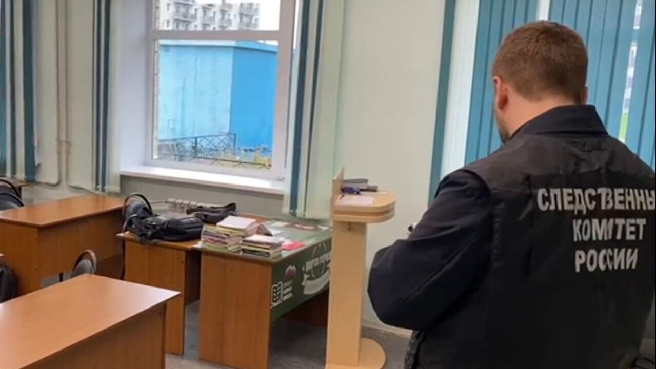 Сотрудники СК России по Архангельской области на месте происшествия в техникуме - РИА Новости, 1920, 29.09.2025