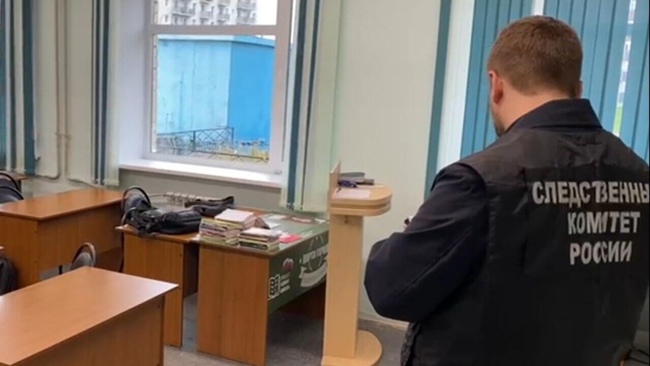 Сотрудники СК России по Архангельской области на месте происшествия в техникуме - РИА Новости, 1920, 30.09.2025