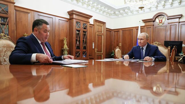 Президент России Владимир Путин и губернатор Тверской области Игорь Руденя во время встречи Президент России Владимир Путин и губернатор Тверской области Игорь Руденя во время встречи