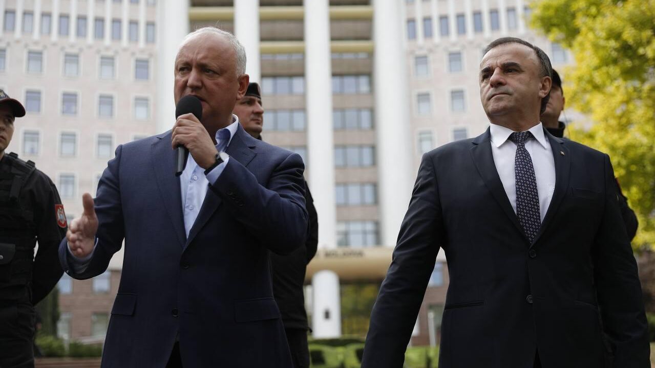 Лидеры оппозиционного Патриотического блока Игорь Додон и Василий Тарлев во время акции протеста Патриотического блока в Кишинёве - РИА Новости, 1920, 29.09.2025