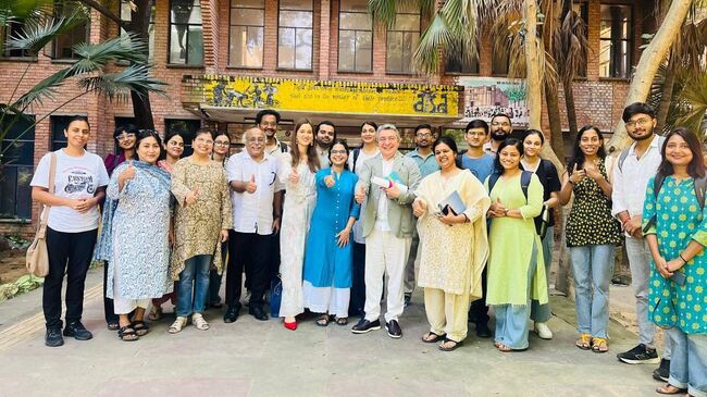 Индия. Ашот Джазоян со студентами факультета журналистики JNU Индия. Ашот Джазоян со студентами факультета журналистики JNU