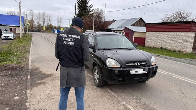 Сотрудник СК РФ на месте происшествия, где водитель задавил 10-летнюю девочку в Алтайском крае 