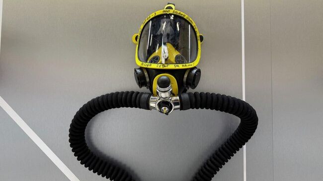 Спасательная маска с росписями участников операции Поток-3 по освобождению города Суджи в Курской области  на стенде ЛНР на международной промышленной выставке Иннопром в Минске