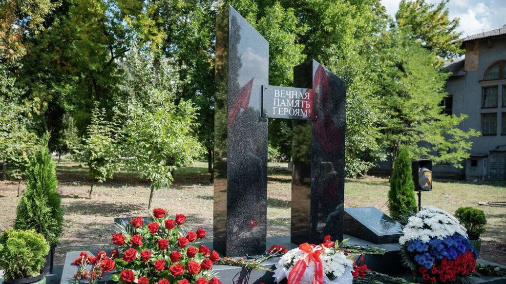 Родители погибших на СВО студентов высадили розы на аллее памяти в ДНР