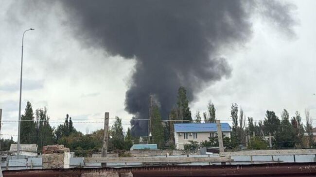 Дым на месте возгорания резервуара с остатками дизельного топлива в Феодосии