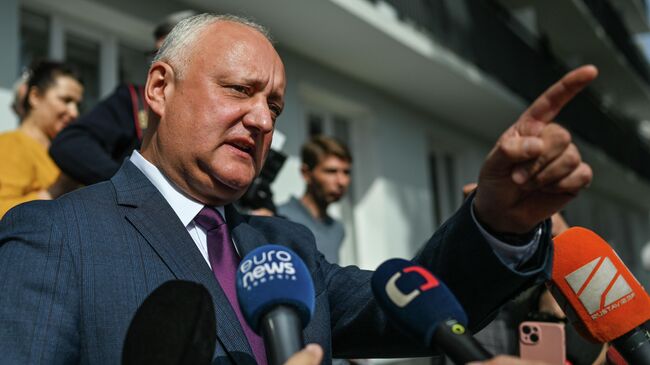 Бывший президент Молдовы Игорь Додон беседует со СМИ 