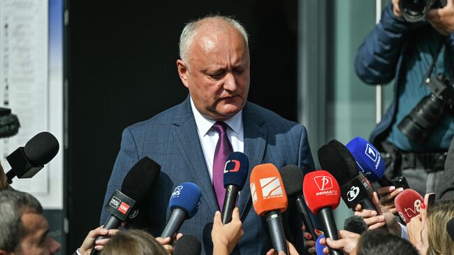 Бывший президент Молдовы Игорь Додон беседует со СМИ 