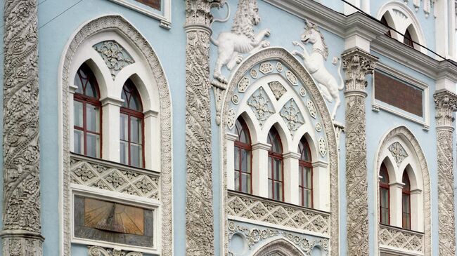 Фасад Историко-архивного института Фасад Историко-архивного института